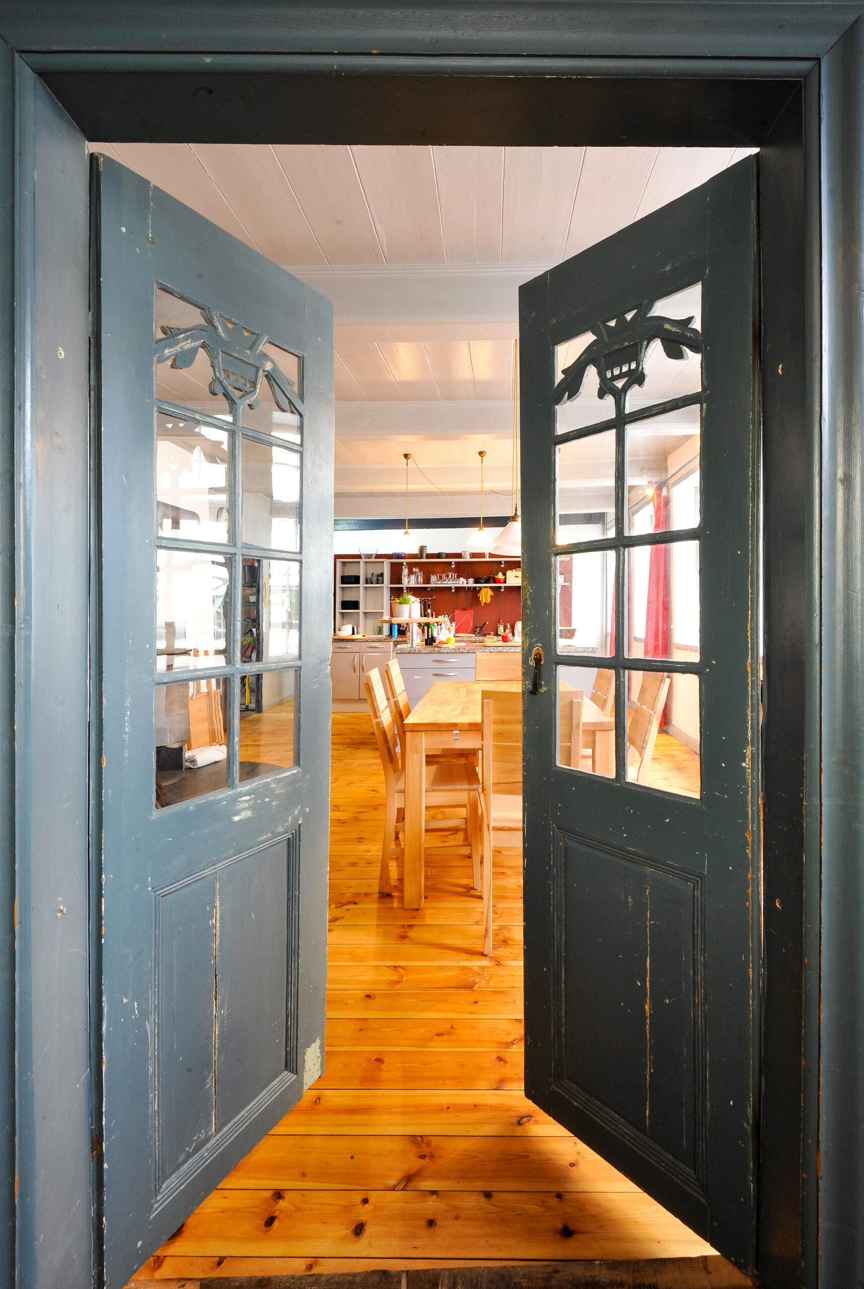 Eine offene Tür zum Wohnzimmer